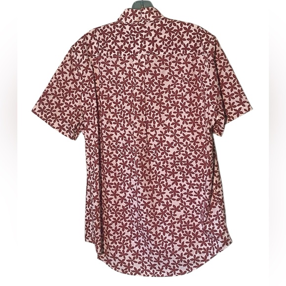 NWT- Tommy Hilfiger floral short sleeve shirt. Size medium - Picture 6 of 11